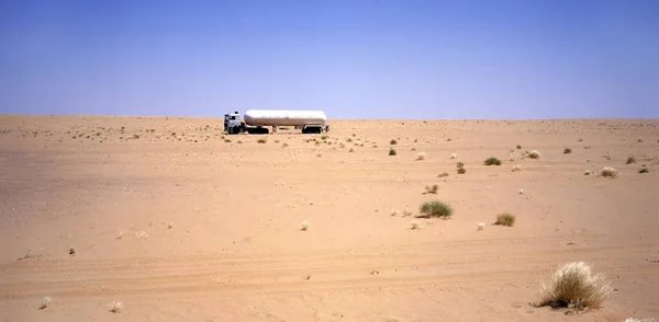 Camion Che Attraversa Deserto Arabo — Foto Stock