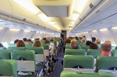 Amsterdam, Hollanda - 25 Eylül 2018: Transavia uçak içinde uçuş sırasında oturan insanlar.                                   