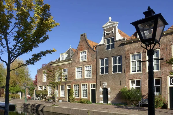 荷兰南部荷兰莱顿古城 Doelengracht 运河上的房屋 — 图库照片