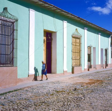 Trinidad, Küba-Ağustos 10, 2017:A pitoresk Arnavut kaldırımlı İspanyol koloni şehri Trinidad, Küba, bir UNESCO Dünya Miras Listesi renkli binalar ile sokak 