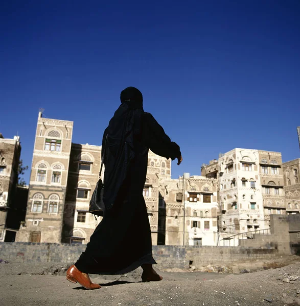 Una Mujer Musulmana Velada Camina Una Calle Sanaa Yemen Fondo — Foto de Stock