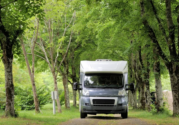 Camper Jízdy Lesem Kempování Francii — Stock fotografie