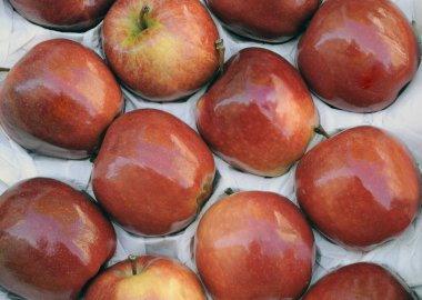 Manav dükkanında Olgun kırmızı elmalar