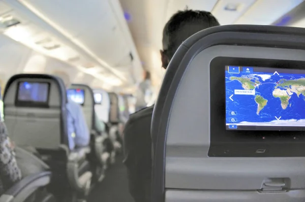 2012年11月10日 飞机内部 座位上有娱乐显示器 显示飞机在航行中的位置 — 图库照片