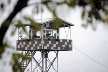 Imjingak, Güney Kore-Kasım 14, 2015; DMZ bölge (Güney Kore): Kuzey Kore doğru seyir askerler gözlem bina