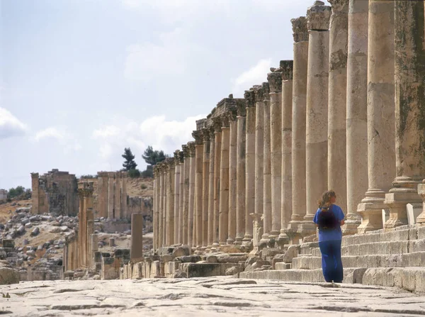 Colonnaded Street Cardo Maximus Rzymskie Ruiny Jerash Jordan Turystą Kobiece — Zdjęcie stockowe