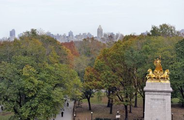 gün ışığına central park manzarası ile Batı Yakası ve tüccarın kapı girişinde anıt üzerinde columbus circle, Manhattan, new York'taki central Park'a üst. 