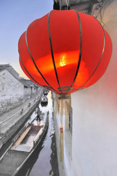 Rote Chinesische Laterne Entlang Eines Kanals Mit Booten Zhou Zhuang — Stockfoto