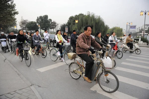 Suzhou Kina November 2017 Rush Hour Människor Som Väntar Vid — Stockfoto