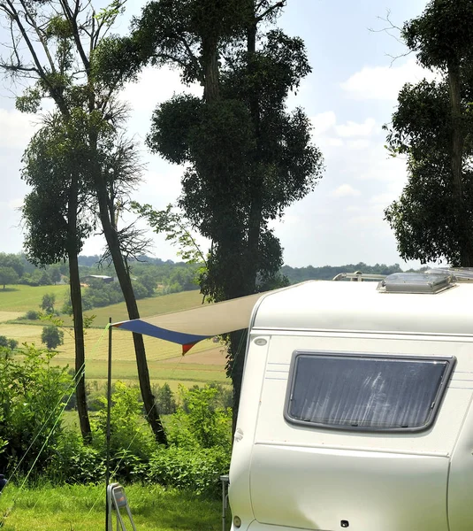 Camping Frankrijk Met Caravan Tussen Bomen Prachtig Uitzicht — Stockfoto