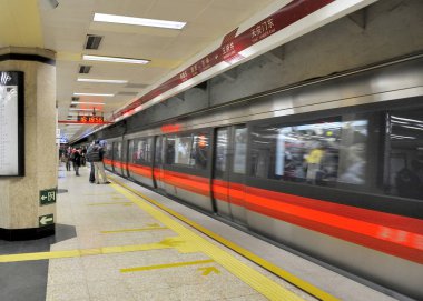 Beijing, Çin-Aralık 12,2016: Metro İstasyonu ile tren girerek Beijing Wangfujing