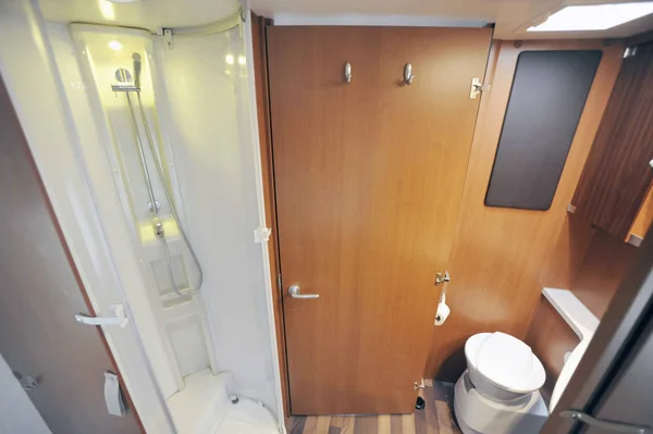 Wohnmobil Badezimmer Mit Dusche Und Waschbecken — Stockfoto