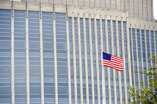 纽约一座办公楼前的美国国旗 — 图库照片