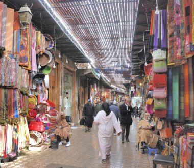 Marakeş, Fas-Eylül 01,2016: Dükkanlar her türlü bulunan eski Medine Marakeş of Çarşısı 