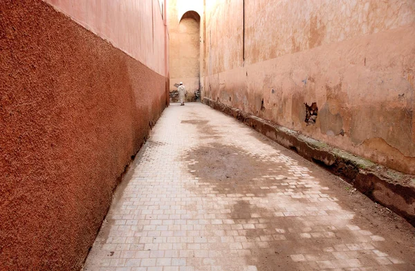 Hombre Djellaba Caminando Una Calle Marrón Anaranjada Marrakech Marruecos — Foto de Stock