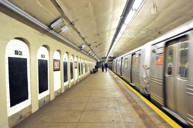 New York, ABD-Kasım 11,2012: Tren 190th Street New York metro istasyonu platformu  