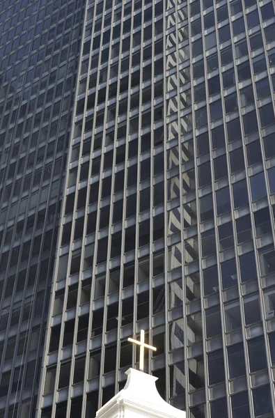 米国ニューヨーク州のオフィスビルの前で白い十字が付いている教会 — ストック写真