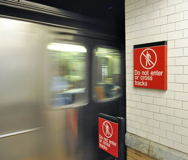 Não Entrar Cruzar Sinais Trilhas Metrô Nova York — Fotografia de Stock