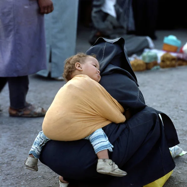 Tinghir Maroko Červenec 2014 Spící Miminko Jeho Matky Zpět Trhu — Stock fotografie