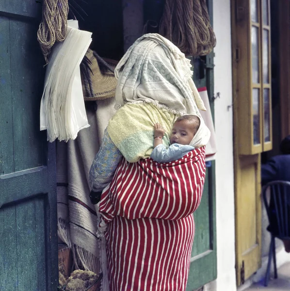 Tinghir Марокко Липень 2014 Спальний Маленьку Дитину Його Матері Тому — стокове фото