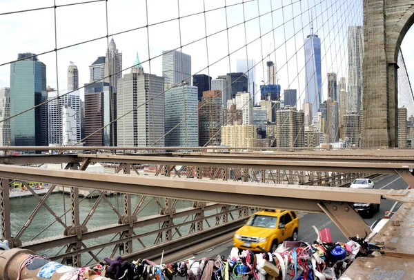 Love Locks Brooklyn Bridge New York Manhattan Skyline Background — Stock Photo, Image