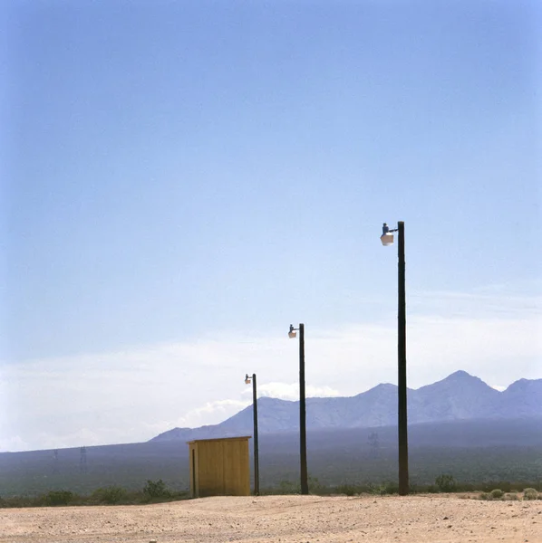 Três Lanternas Deserto Local Abandonado Com Pequena Casa Eletricidade — Fotografia de Stock