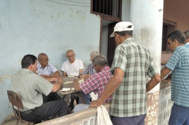 Trinidad, Küba-Nisan 04,2016: diğer erkekler onları izlerken Domino sokakta oynarken erkekler                            