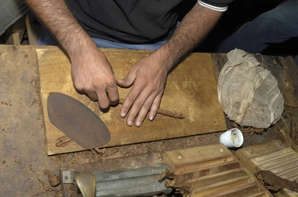 Cierre Manos Haciendo Cigarro Con Hojas Tabaco Fabricación Tradicional Cigarros — Foto de Stock