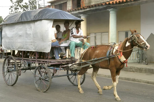 古巴格兰玛街头的骑马和马车公共交通 — 图库照片