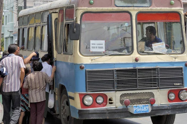 Passagiere Steigen Bus Für Die Arbeiter Der Zigarrenfabrik Partagas Havanna — Stockfoto