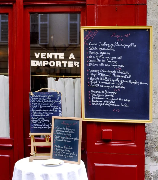 法国一家餐馆外的菜单标志 也提供外卖 在窗口上用法语写的 — 图库照片