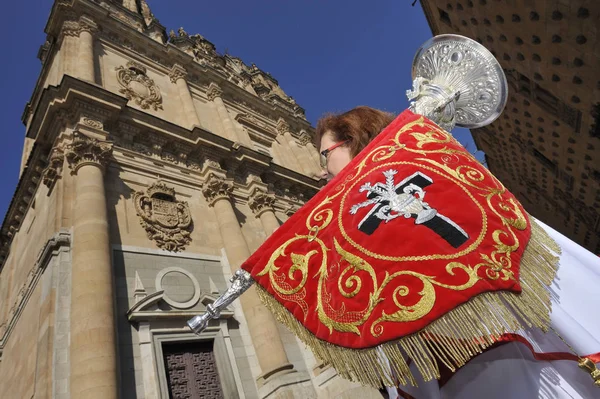 Salamanca 西班牙 2012年4月08日 夫人穿着特殊的徽章在 Semana 圣诞老人游行 每年复活节前一周举行 — 图库照片