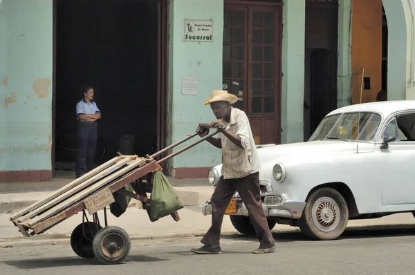 キューバのグランマ キューバ 2016 ストリート ライフ プッシュ車と Parkled の古いアメリカ車を押す男 — ストック写真