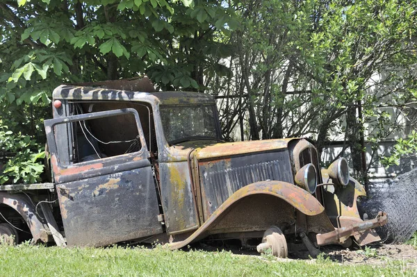 Gamla Övergivna Vintage Franska Lastbil Rostar Spökstad — Stockfoto