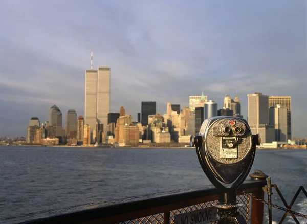 日落时 包括背景上的世界贸易中心双子塔 从纽约史泰登岛渡轮 Usa 看到的风景双筒望远镜 可以看到纽约市天际线的景色 — 图库照片