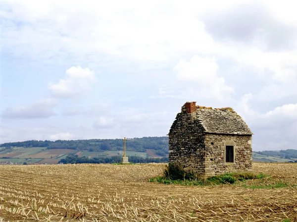 Pequena Casa Abandonada Cruz Meio Campo Colhido Provença França — Fotografia de Stock