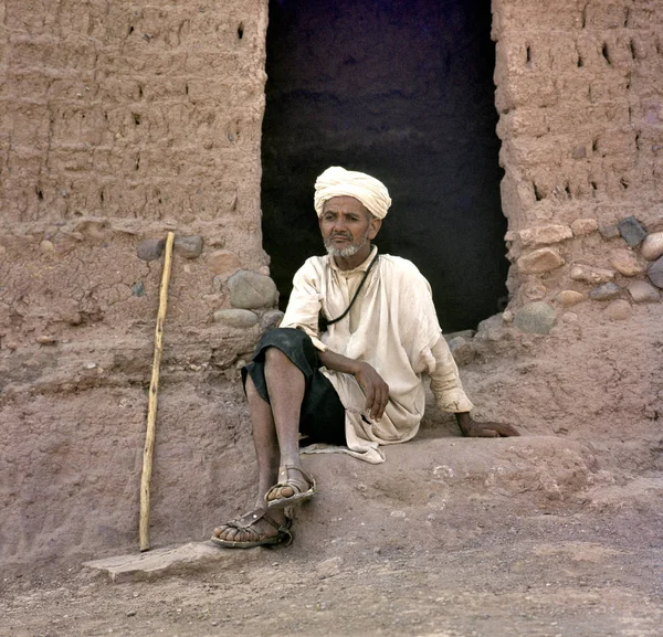 Ksar Ait Benhaddou Marrocos Agosto 2017 Homem Descansando Fora Entrada — Fotografia de Stock