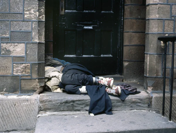 Vagabundo Durmiendo Calle Entrada Una Casa —  Fotos de Stock