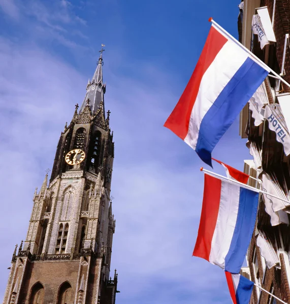 Yeni kilise ve Delft, Holland.In kiliseyi Hollanda Kraliyet ailesinin Pazar yerinde bayraklar gömülü.