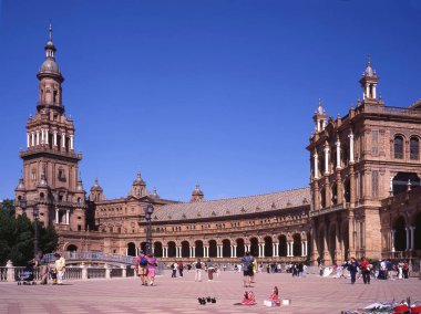Sevilla, İspanya'ya-Temmuz 17, 2010: Placa de Espana turist Seville, Endülüs, İspanya açık mavi gökyüzü ile