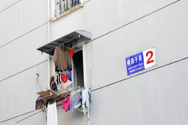 Wäschetrocknen Vor Einem Fenster Einem Chinesischen Mehrfamilienhaus Mit Straßenschild Der — Stockfoto