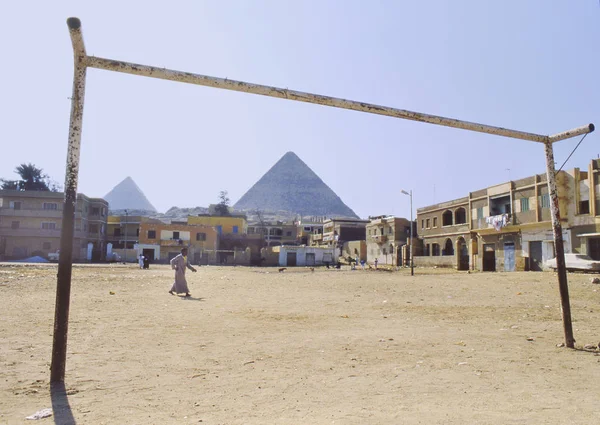 Soccer field near the pyramids of Gizeh in Egypt — Stock Photo, Image