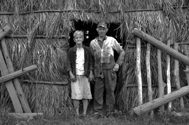 Çiftçi çift onların kurutma önünde poz döken 