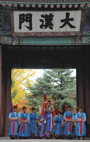 Gewapende bewakers bij de toegangspoort van Deoksugung Palace — Stockfoto