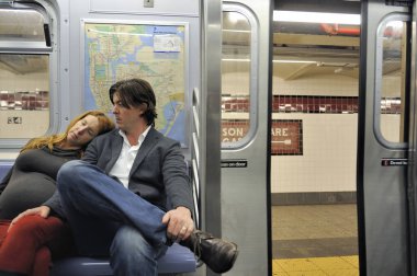 Sevgi dolu çift metroda oturan