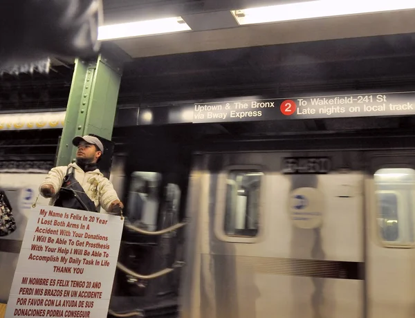 Чоловік з обмеженими просить для пожертвувань на платформі метро — стокове фото