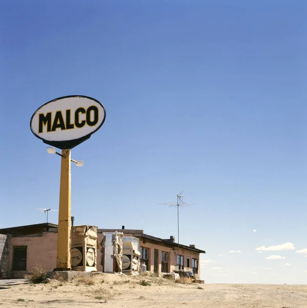 Posto de gasolina velho na cidade fantasma — Fotografia de Stock