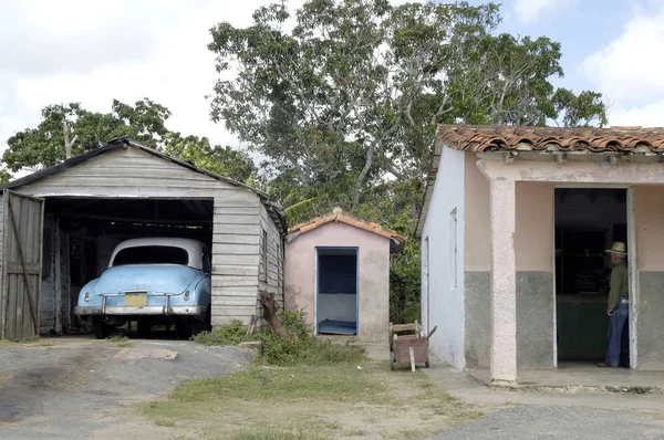 Pequena quinta com garagem de madeira — Fotografia de Stock