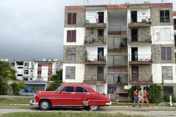 Auto di fronte a condomini molto vecchi, Cuba — Foto Stock