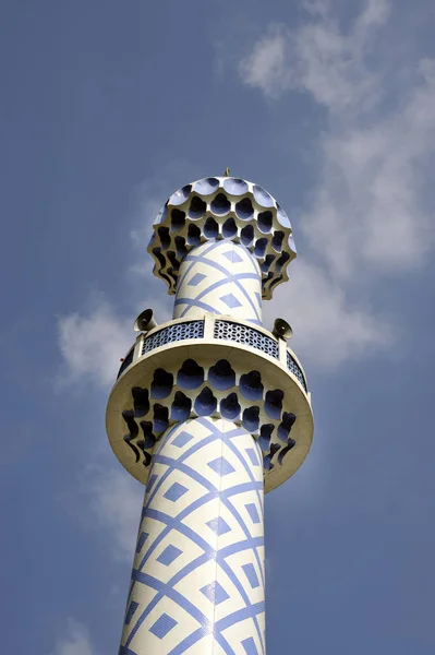 Şehir merkezinde minare — Stok fotoğraf